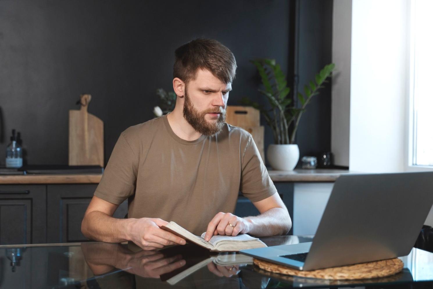 Finanzplanung und Budgetanalyse in modernem Büro